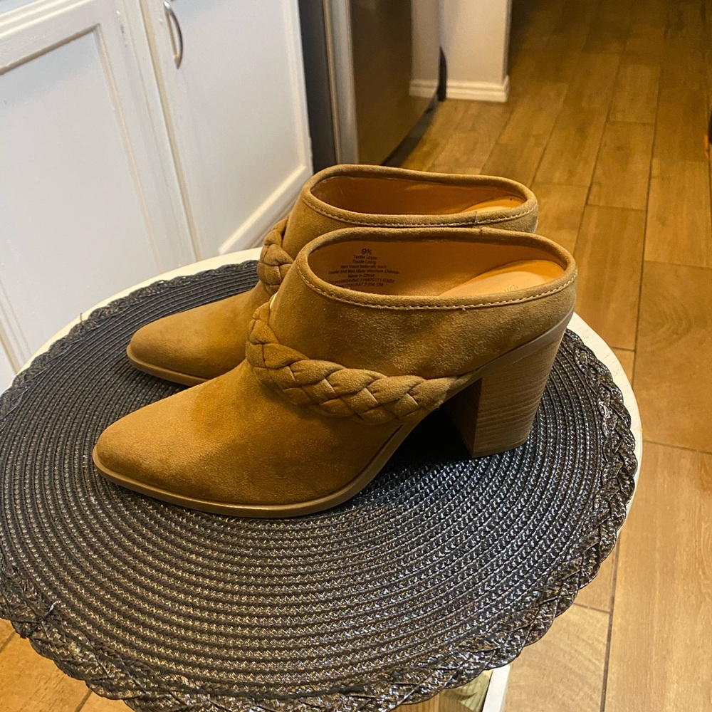Universal Thread Tan Ankle Booties